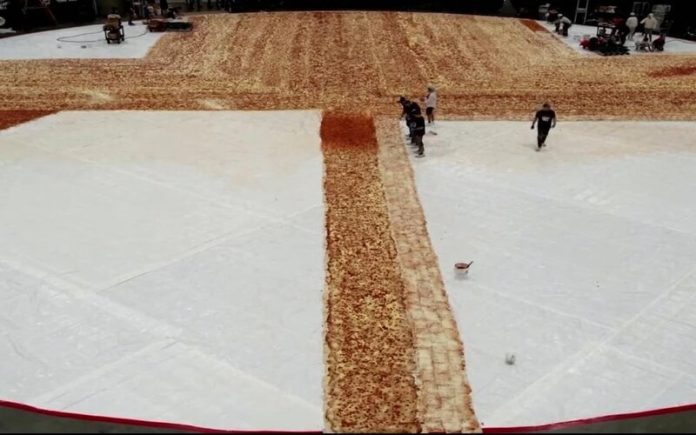 Pizza Hut tenta recorde mundial com pizza de 1300 metros