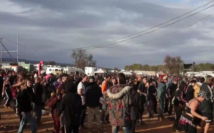 Rave ilegal em Espanha é organizada de forma surreal