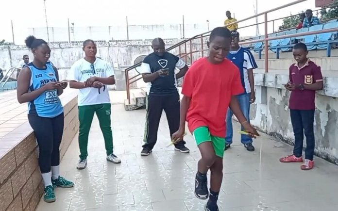 Adolescente nigeriano salta à corda 265 vezes em 1 minuto com apenas uma perna