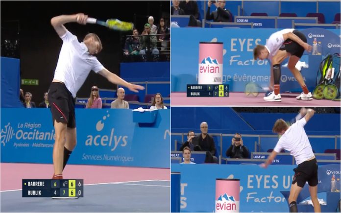 Alexander Bublik partiu 3 raquetes em menos de 30 segundos durante jogo de ténis