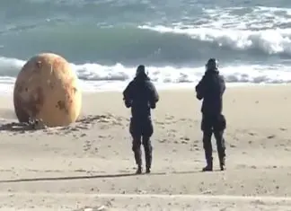 Bola Misteriosa de ferro aparece em praia japonesa e deixa todos surpreendidos