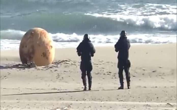 Bola Misteriosa de ferro aparece em praia japonesa e deixa todos surpreendidos