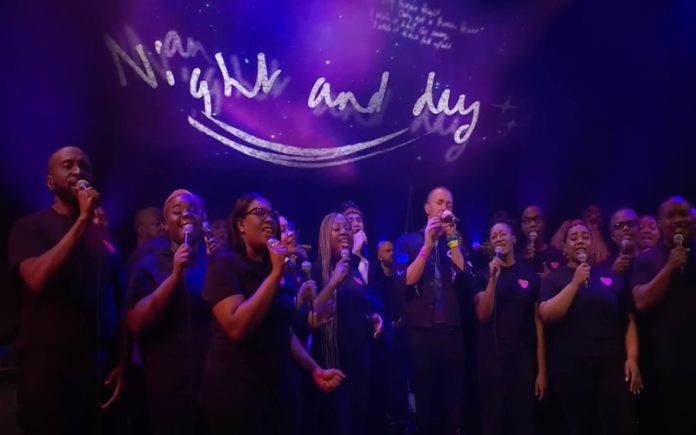 Coldplay recriaram “Fix You” com ajuda de coro no “Saturday Night Live”