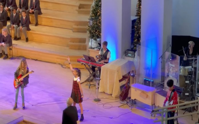 Crianças dão espetáculo a interpretar “Sweet Child O’ Mine” dos Guns N’ Roses dentro de uma igreja
