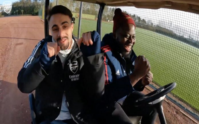 Fábio Vieira com belo dom músical canta “Meu Nome é Rebeca” na rubrica “Colney Carpool” do Arsenal