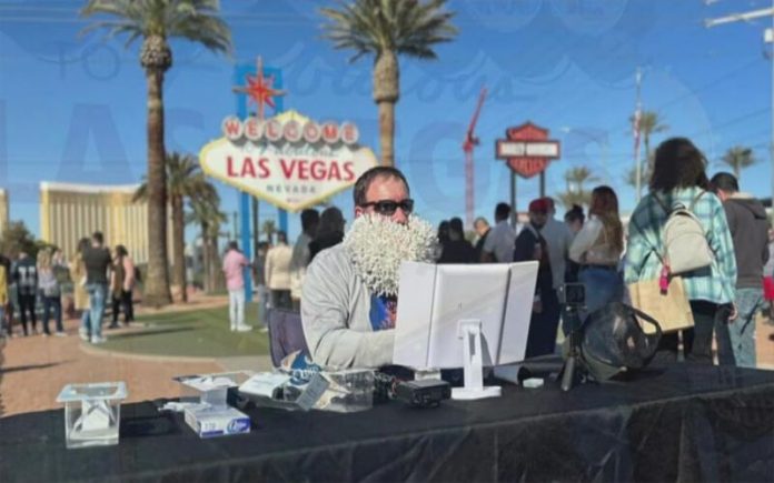 Homem coloca 2.470 cotonetes na barba para conquistar recorde mundial
