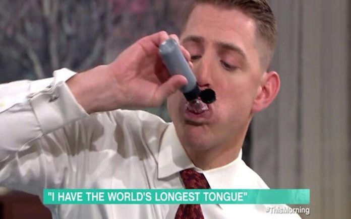 Homem com a língua mais longa do mundo usa-a para pintar