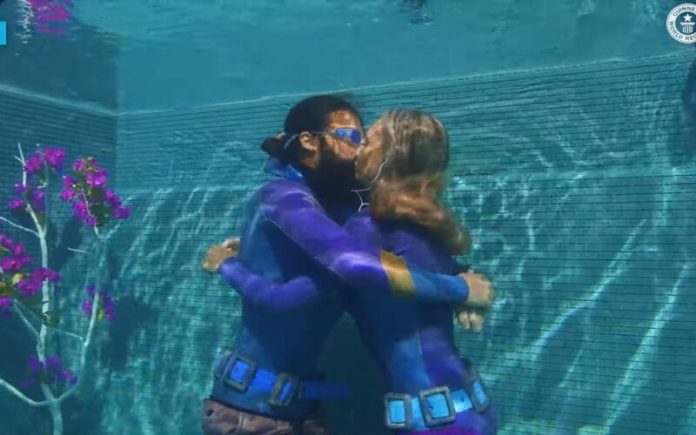 Recorde mundial de beijo subaquático é conquistado no Dia dos Namorados
