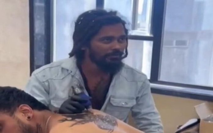 Artista indiano tatua clientes por 91 horas consecutivas e bate recorde mundial