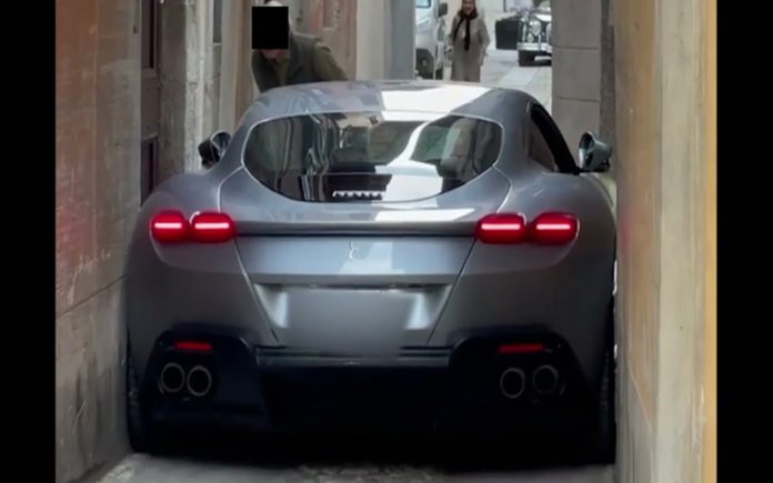 Ferrari Roma fica preso numa rua estreita em Itália