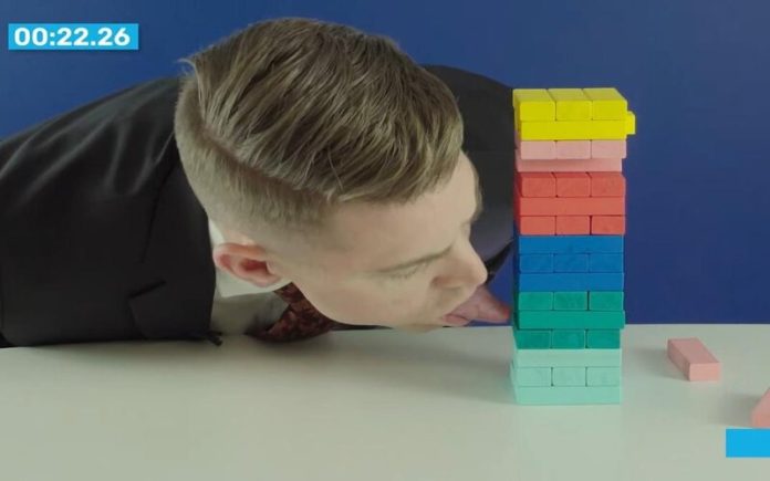Homem com a língua mais longa do mundo conquistar recorde mundial ao jogar Jenga