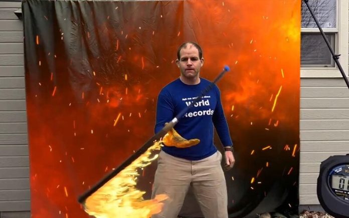 Homem conquista recorde mundial de lançamentos e receções com uma espada de fogo