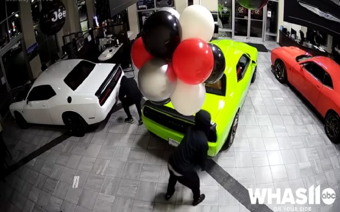 Ladrões roubam seis Dodge Challenger SRT Hellcats em apenas 45 segundos