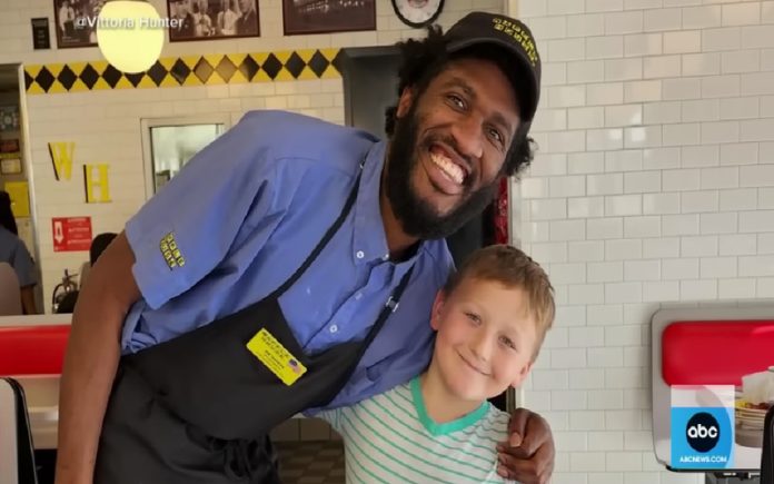 Menino junta mais de 105 mil dólares e ajuda o seu empregado preferido que ficou sem casa