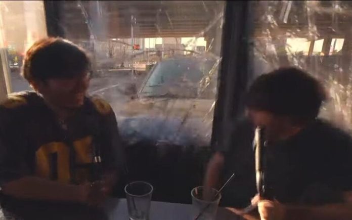 Podcast é interrompido por carro que invadiu o estúdio