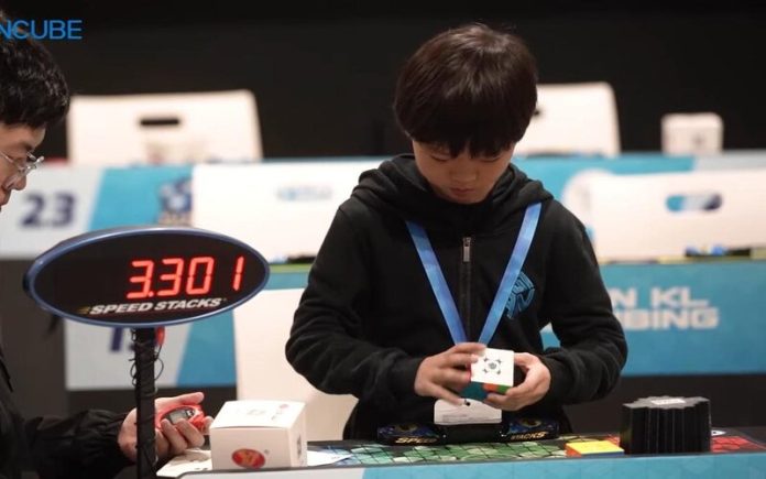 Rapaz de 9 anos conquista recorde mundial ao completar cubo de Rubik