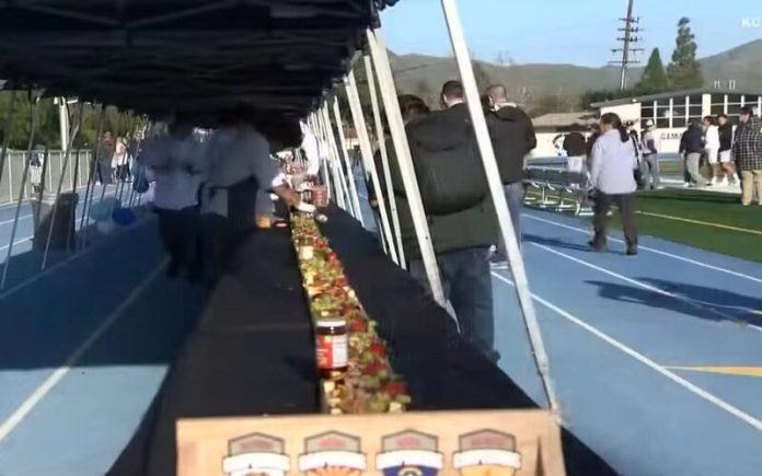 Alunos do ensino médio confeccionam a maior tábua de enchidos do mundo