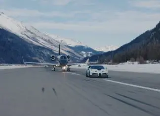 Bugatti com 1600 cv frente a frente com avião em aeroporto na Suiça