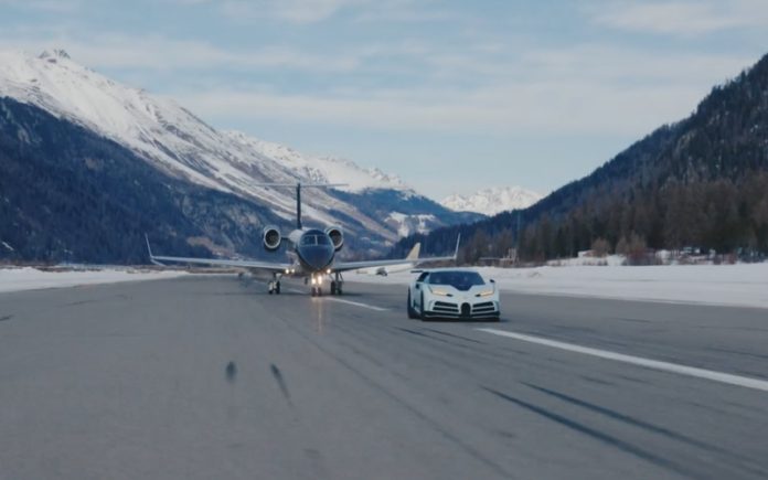 Bugatti com 1600 cv frente a frente com avião em aeroporto na Suiça
