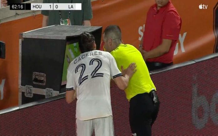 Jogador foi incomodar o árbitro que estava a ver as imagens no VAR e acabou expulso