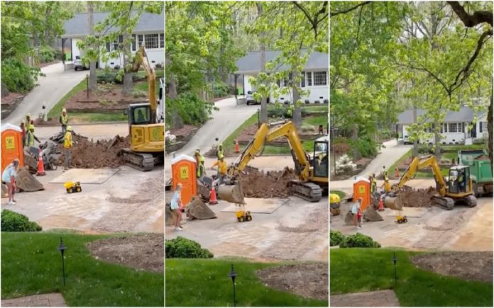 Operador de máquina tem gesto amável com uma criança ao encher-lhe o seu camião de brincar com areia