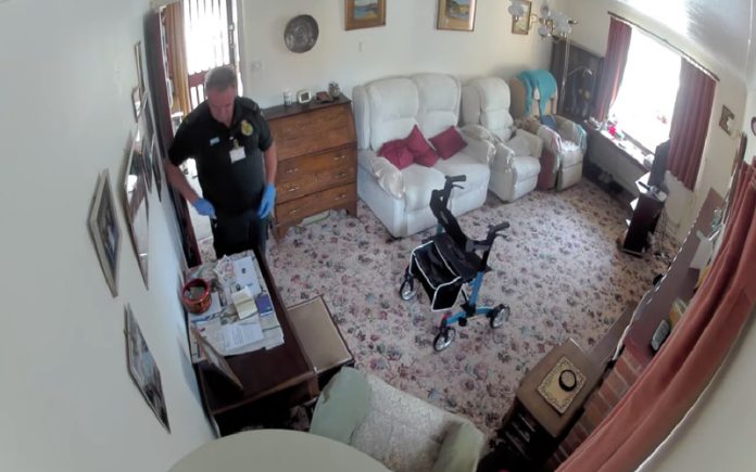 Paramédico é apanhado a roubar dinheiro de uma idosa que faleceu