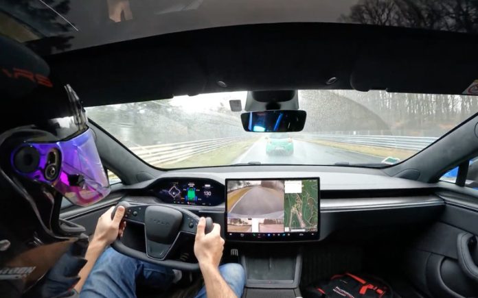 Renault Clio dá baile a um Tesla Model S Plaid em Nürburgring