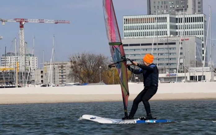 Windsurfista de 88 anos é considerado o mais velho do mundo