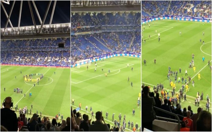 Adeptos do Espanyol invadiram o relvado para evitar a festa do rival Barcelona