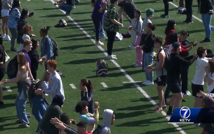 Estudantes de Nebraska jogam balões de água para recorde mundial do Guinness