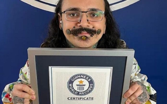 Britânico conquista recorde mundial com 17 túneis no rosto