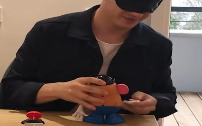 Alemão conquista recorde ao montar Mr. Potato Head com os olhos vendados