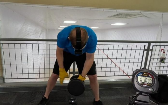 Homem passa peso de 18 quilos de mão em mão para recorde mundial