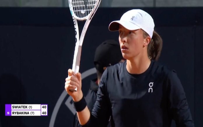 Número 1 do ténis feminino não pôs o telemóvel em silêncio e ligaram-lhe em pleno jogo