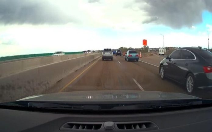 Camião de saneamento derrama resíduos e cobre carros de fezes em autoestrada