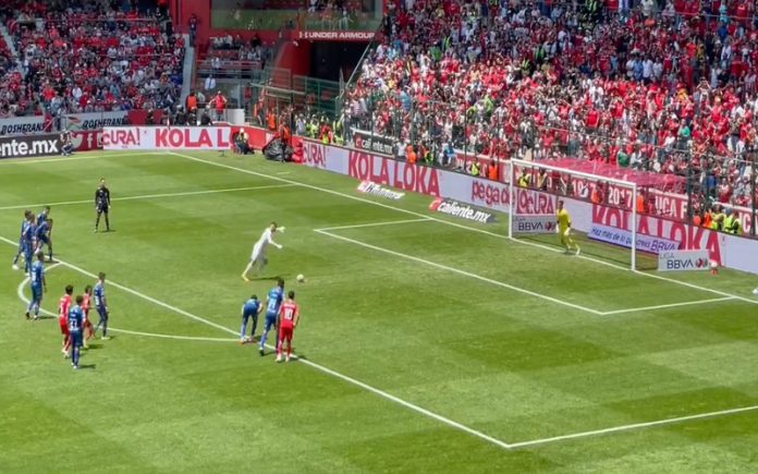 Tiago Volpi dá espetáculo ao marcar golo à Panenka