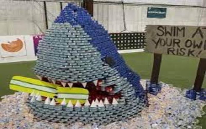 Escultura de tubarão feita com produtos enlatados vence concurso no Kentucky