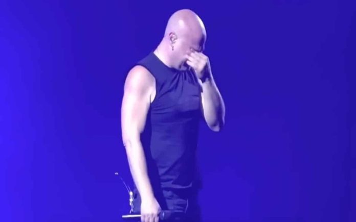 Emocionante revelação no palco: Vocalista dos Disturbed compartilha luta contra a depressão