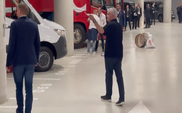 Mourinho confronta árbitro na garagem do estádio: "E a p*** da vergonha"