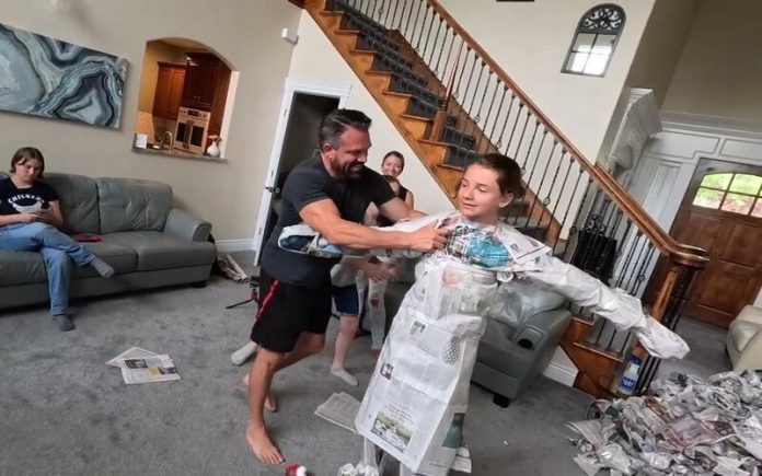 Recorde mundial estabelecido ao embrulhar uma pessoa em um jornal