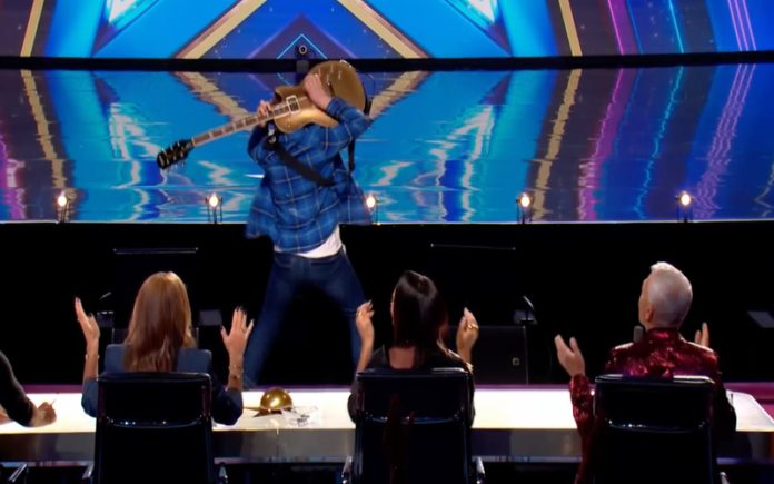 Jovem guitarrista de 11 anos impressiona ao tocar Queen e surpreende Brian May