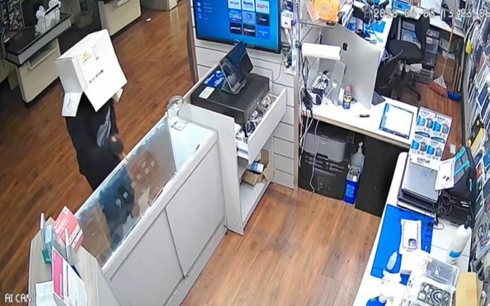 Ladrão usa caixa na cabeça para roubar 18 iPhones mas não teve sorte