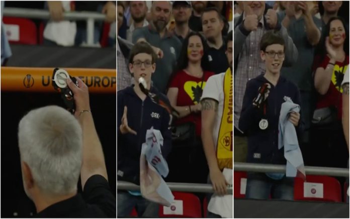 Mourinho recusa medalha de finalista vencido e alegra uma criança