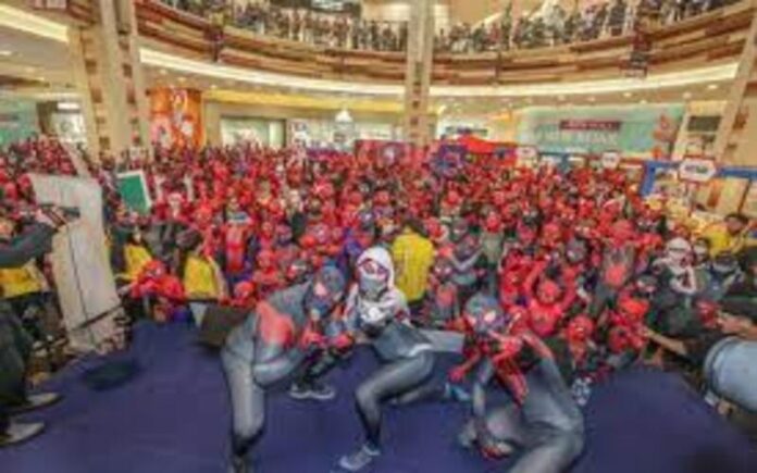 685 pessoas fantasiadas de Homem-Aranha reúnem-se em shopping na Malásia
