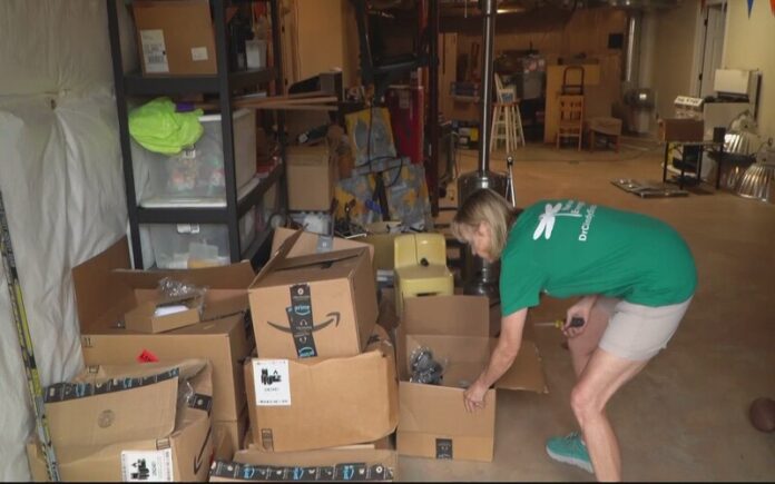 Mulher recebe mais de 100 pacotes da Amazon que nunca comprou