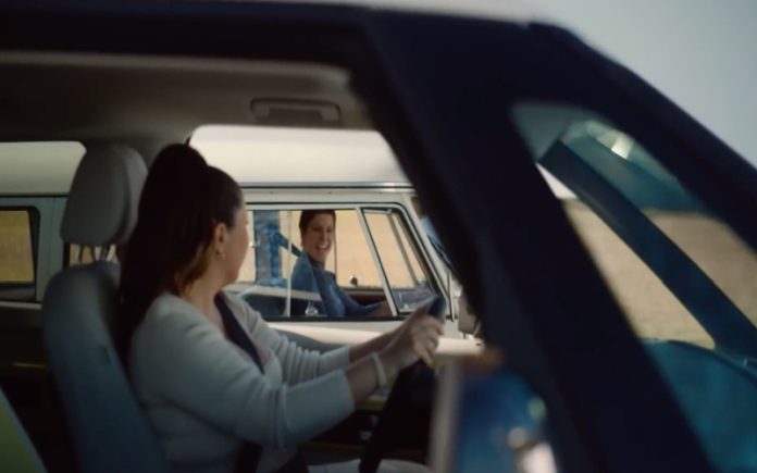 Emocionante anúncio da Volkswagen reúne Maria Rita com a mãe Elis Regina através de inteligência artificial