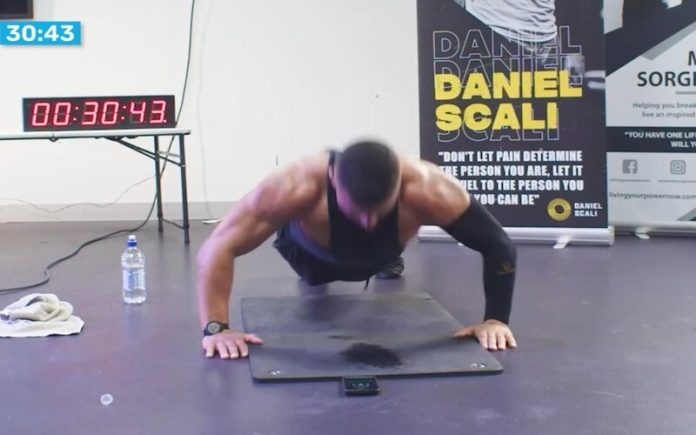 Atleta faz 3.249 flexões em uma hora para conquistar recorde mundial