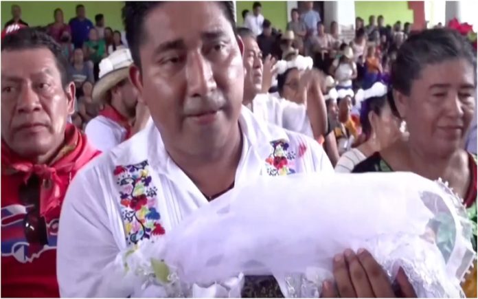 Tradição inusitada: Autarca mexicano casa com jacaré para honrar ritual secular