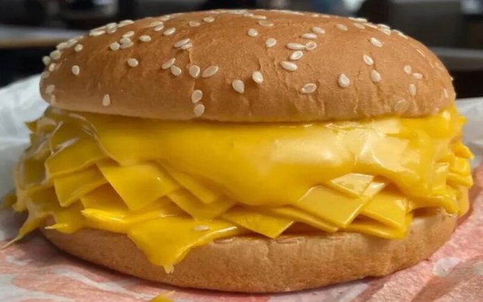 Hamburguer do Burger King com 20 fatias de queijo viraliza na Tailândia