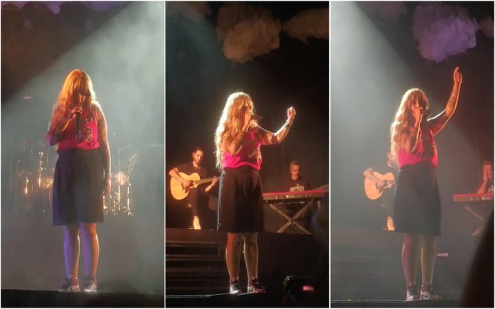 Carolina Deslandes interrompe concerto e faz apelo